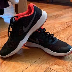 NIKE CITY TRAINER SNEAKERS. In amazing condition!